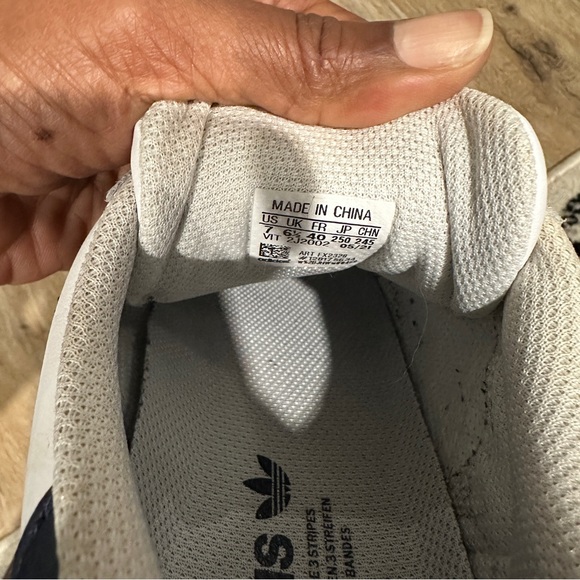 { preloved} Men’s Adidas Superstar White Shoes with Red and Black Accents - Picture 8 of 8